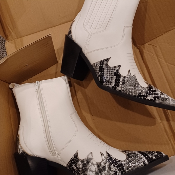 Pretty little thing - Picture 7 of 9